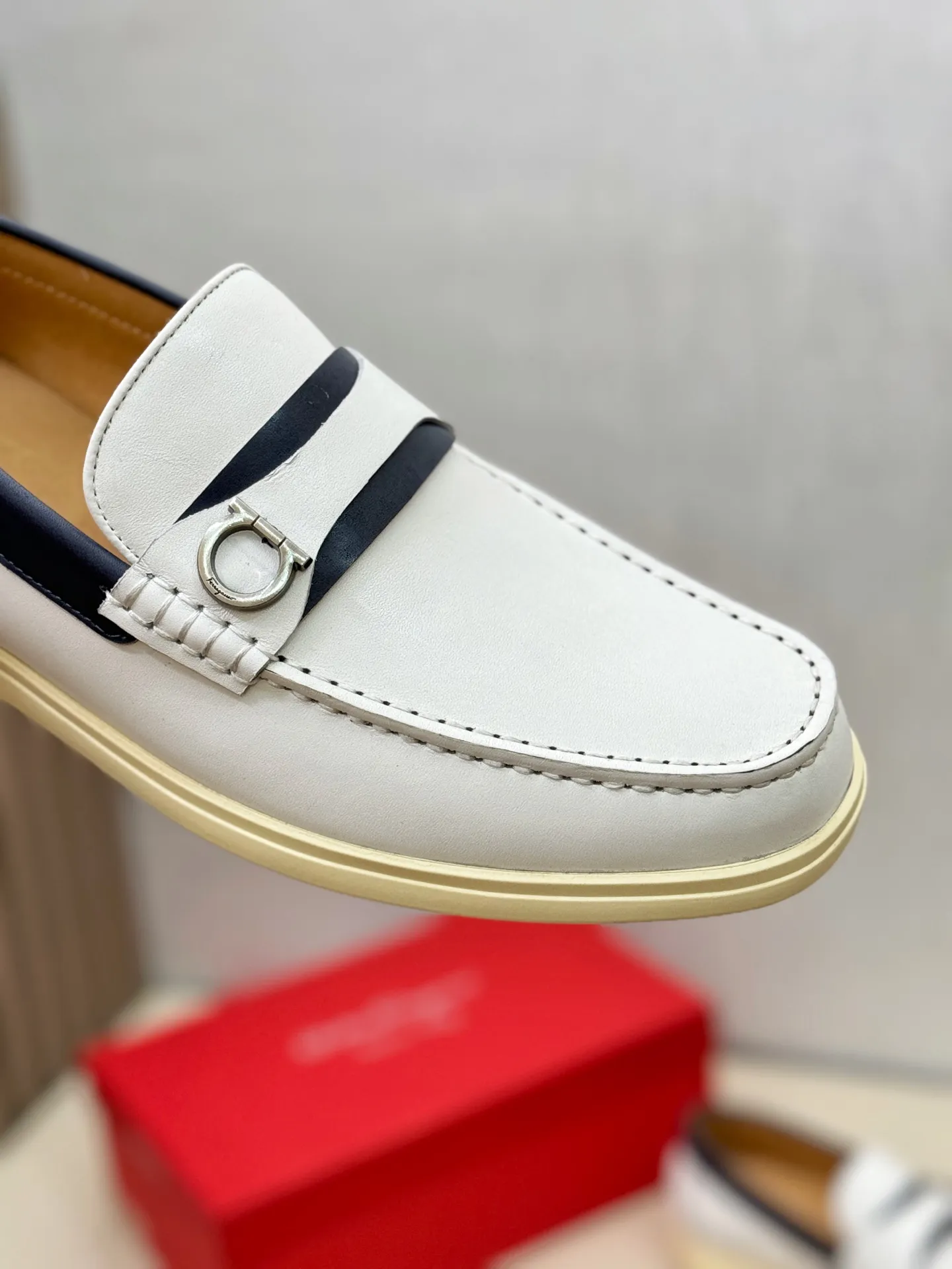 [Ferragamo] P: 580💰 Number of yards: 38~44 (45 orders are non-returnable) Ferragam's new men's driving shoes, the fabric is made of imported cowhide, with visible texture, heavy industrial stitching, dyed calfskin inside, standard logo cowhide feet, big-name experience, soft and comfortable on the feet, a men's favorite, special non-slip and wear-resistant rubber soles, easy to handle various occasions, with original box packaging!